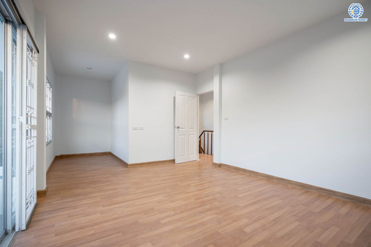 บ้านมือสองตกแต่งใหม่ โครงการ ศุภาลัยวิลล์ วงแหวน-รัตนาธิเบศร์ เนื้อที่กว้างขวางถึง 57 ตร.ว. ฟังก์ชัน 3 ห้องนอน 2 ห้องน้ำ 1 ห้องอเนกประสงค์ 2 ที่จอดรถ ตอบโจทย์ทุกการเข้าอยู่ บนทำเลเดินทางสะดวก เชื่อมต่อถนนหลายเส้นทาง เพียง 15 นาทีก็ถึงรถไฟฟ้าสายสีม่วง "สถานีคลองบางไผ่" ใกล้ทางด่วน "กาญจนาภิเษก"